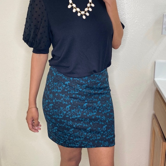 H&M Dresses & Skirts - H&M casual mini skirt